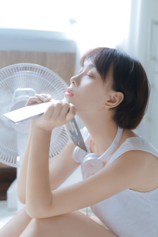 饭桌上故意张开腿让公